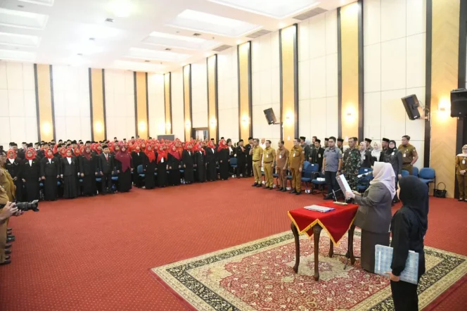 
 📸 Bupati Bengkalis Kasmarni melantik 215 kepala sekolah di Ruang Pertemuan Dang Merdu, Senin, 8 Juni 2026.