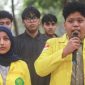 Mahasiswa UI mempersiapkan demonstrasi di Bundaran HI. Massa akan menyuarakan lima tuntutan, termasuk penghentian pemborosan APBN dan evaluasi program Makan Bergizi Gratis.