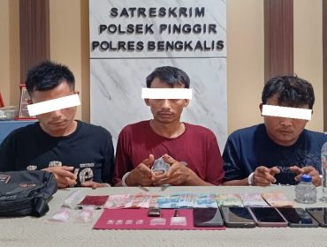 📸 Polsek Pinggir menangkap tiga tersangka dan menyita sabu hasil pengembangan kasus narkotika dari Semunai.