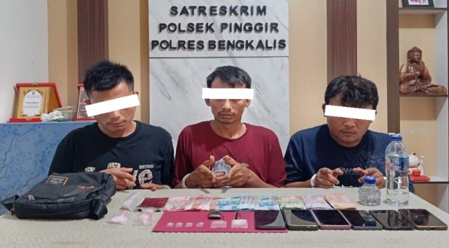 📸 Polsek Pinggir menangkap tiga tersangka dan menyita sabu hasil pengembangan kasus narkotika dari Semunai.