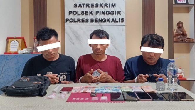 
 📸 Polsek Pinggir menangkap tiga tersangka dan menyita sabu hasil pengembangan kasus narkotika dari Semunai.