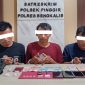 Polisi mengamankan tiga tersangka dalam kasus peredaran sabu di Kecamatan Kandis.