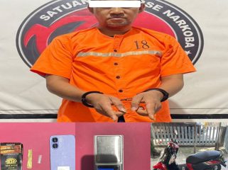 📸 Tersangka DS dan barang bukti.