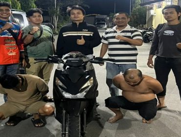 📸 Polres Bengkalis mengamankan dua tersangka serta menyita satu unit Honda Beat Street sebagai barang bukti dalam kasus dugaan penggelapan dan penadahan sepeda motor.