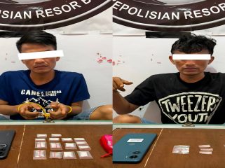 📸 Satresnarkoba Polres Bengkalis menangkap dua pria yang diduga mengedarkan sabu di Kecamatan Mandau dan menyita 19 paket sabu sebagai barang bukti.