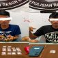 Petugas Satresnarkoba Polres Bengkalis menunjukkan barang bukti sabu hasil pengungkapan dua kasus di Kecamatan Mandau.