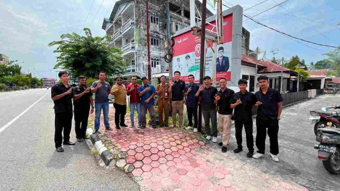 
 📸 Kabid Infrastruktur Teknologi Informasi Diskominfotik Bengkalis Indra Muda bersama tim teknis dan perwakilan penyedia layanan internet meninjau sejumlah titik penataan Kabel Fiber Optic di Pulau Bengkalis, Selasa, 09 Juni 2026.