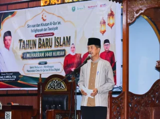 📸 Staf Ahli Bupati Bengkalis Johansyah Safri membacakan sambutan Bupati Kasmarni pada Tabligh Akbar Tahun Baru Islam 1 Muharram 1448 Hijriah di Masjid Agung Istiqomah Bengkalis.