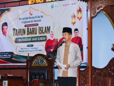 📸 Staf Ahli Bupati Bengkalis Johansyah Safri membacakan sambutan Bupati Kasmarni pada Tabligh Akbar Tahun Baru Islam 1 Muharram 1448 Hijriah di Masjid Agung Istiqomah Bengkalis.