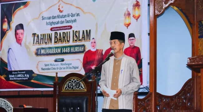 📸 Staf Ahli Bupati Bengkalis Johansyah Safri membacakan sambutan Bupati Kasmarni pada Tabligh Akbar Tahun Baru Islam 1 Muharram 1448 Hijriah di Masjid Agung Istiqomah Bengkalis.
