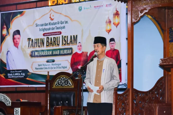 
 📸 Staf Ahli Bupati Bengkalis Johansyah Safri membacakan sambutan Bupati Kasmarni pada Tabligh Akbar Tahun Baru Islam 1 Muharram 1448 Hijriah di Masjid Agung Istiqomah Bengkalis.
