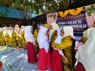 📸 Suasana haru mewarnai Perpisahan SDN 4 Bengkalis saat siswa berpamitan kepada guru.