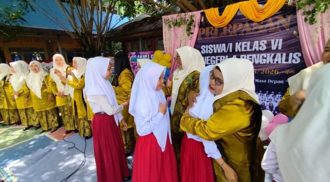 📸 Suasana haru mewarnai Perpisahan SDN 4 Bengkalis saat siswa berpamitan kepada guru.
