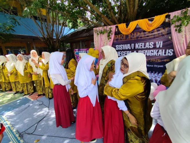 
 📸 Suasana haru mewarnai Perpisahan SDN 4 Bengkalis saat siswa berpamitan kepada guru.