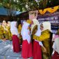Siswa kelas VI mengikuti Perpisahan SDN 4 Bengkalis di halaman sekolah.