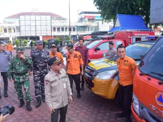 📸 Sekda Bengkalis Ersan Saputra bersama Forkopimda meninjau kesiapan peralatan penanggulangan kebakaran hutan dan lahan usai apel kesiapsiagaan di Kantor Bupati Bengkalis, Kamis, 4 Juni 2026.