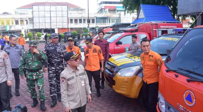 📸 Sekda Bengkalis Ersan Saputra bersama Forkopimda meninjau kesiapan peralatan penanggulangan kebakaran hutan dan lahan usai apel kesiapsiagaan di Kantor Bupati Bengkalis, Kamis, 4 Juni 2026.