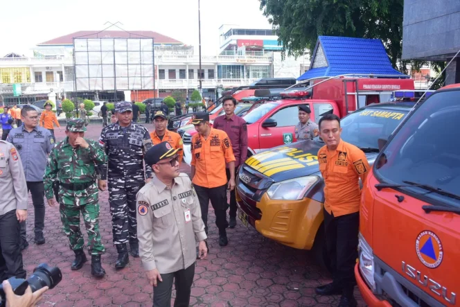 
 📸 Sekda Bengkalis Ersan Saputra bersama Forkopimda meninjau kesiapan peralatan penanggulangan kebakaran hutan dan lahan usai apel kesiapsiagaan di Kantor Bupati Bengkalis, Kamis, 4 Juni 2026.