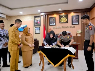 ๐ธ Ketua PGRI Kabupaten Bengkalis Peppi Sumanty dan Kapolres Bengkalis AKBP Fahrian Saleh Siregar menandatangani MoU perlindungan hukum guru disaksikan Bupati Bengkalis Kasmarni.