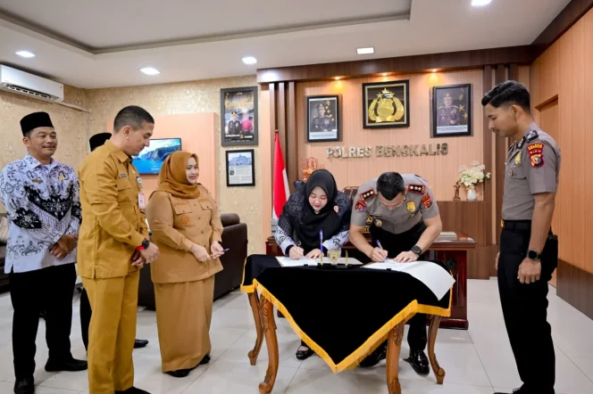 
 📸 Ketua PGRI Kabupaten Bengkalis Peppi Sumanty dan Kapolres Bengkalis AKBP Fahrian Saleh Siregar menandatangani MoU perlindungan hukum guru disaksikan Bupati Bengkalis Kasmarni.