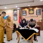 Bupati Bengkalis Kasmarni menyaksikan penandatanganan MoU perlindungan hukum guru antara PGRI Kabupaten Bengkalis dan Polres Bengkalis.