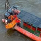 Personel Unit Siaga SAR (USS) Dumai mengevakuasi jenazah kru MT Pancaran Agility di Perairan Selat Rupat, Kota Dumai, Riau.