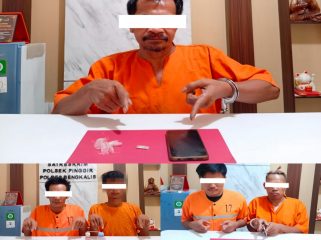 📸 Lima tersangka beserta barang bukti sabu, pil ekstasi, timbangan digital, telepon genggam, dan uang tunai hasil pengungkapan tiga kasus narkotika.
