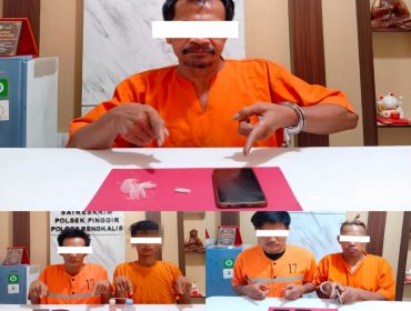 📸 Lima tersangka beserta barang bukti sabu, pil ekstasi, timbangan digital, telepon genggam, dan uang tunai hasil pengungkapan tiga kasus narkotika.