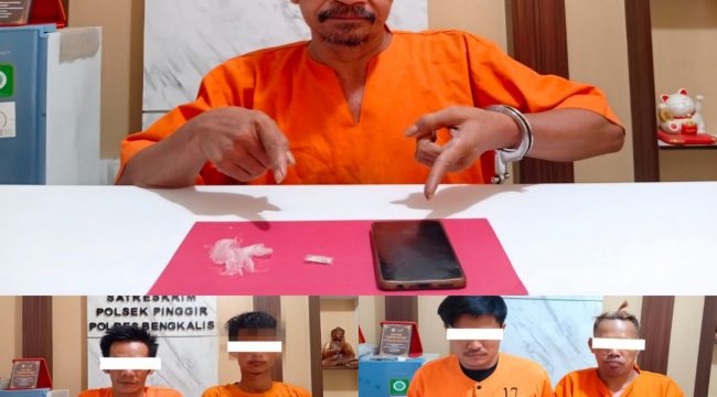 📸 Lima tersangka beserta barang bukti sabu, pil ekstasi, timbangan digital, telepon genggam, dan uang tunai hasil pengungkapan tiga kasus narkotika.