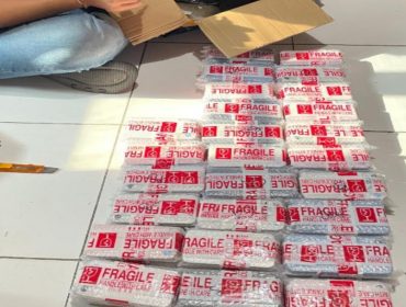 📸 Bea Cukai Bengkalis menyita 652 iPhone bekas yang diduga diimpor secara ilegal dari Malaysia melalui MV Oceanna 5.