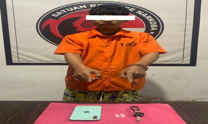 
 📸 Tersangka ZH dan barang bukti.