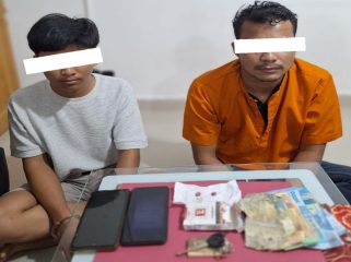 📸 Polisi mengamankan dua pria yang diduga menyalahgunakan ekstasi beserta barang bukti.