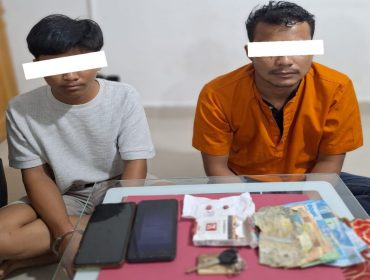 📸 Polisi mengamankan dua pria yang diduga menyalahgunakan ekstasi beserta barang bukti.