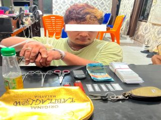 📸 Terduga pengedar sabu berinisial RI bersama barang bukti lima paket sabu dan peralatan yang disita Polsek Rupat.