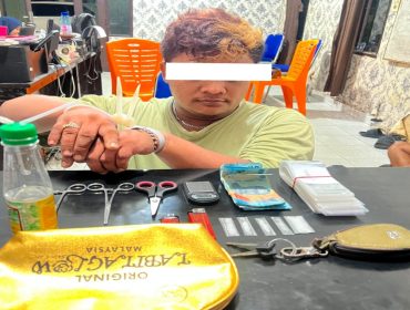 📸 Terduga pengedar sabu berinisial RI bersama barang bukti lima paket sabu dan peralatan yang disita Polsek Rupat.