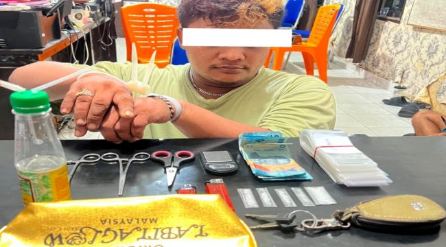 📸 Terduga pengedar sabu berinisial RI bersama barang bukti lima paket sabu dan peralatan yang disita Polsek Rupat.