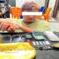 📸 Terduga pengedar sabu berinisial RI bersama barang bukti lima paket sabu dan peralatan yang disita Polsek Rupat.
