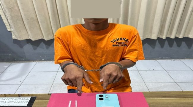 📸 Tersangka bersama barang bukti.