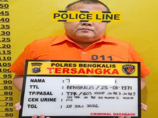 📸 Penyidik Satreskrim Polres Bengkalis menahan Kepala Seksi Bina Potensi Masyarakat Satpol PP Kabupaten Bengkalis berinisial T.F. sebagai tersangka dugaan korupsi SPPD fiktif Tahun Anggaran 2021–2022.