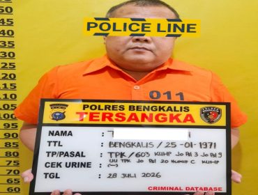 📸 Penyidik Satreskrim Polres Bengkalis menahan Kepala Seksi Bina Potensi Masyarakat Satpol PP Kabupaten Bengkalis berinisial T.F. sebagai tersangka dugaan korupsi SPPD fiktif Tahun Anggaran 2021–2022.