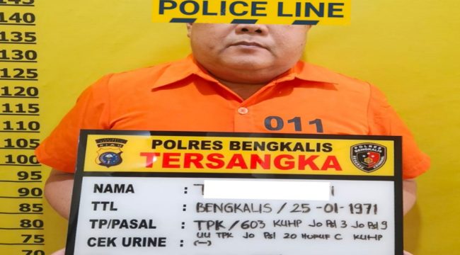 📸 Penyidik Satreskrim Polres Bengkalis menahan Kepala Seksi Bina Potensi Masyarakat Satpol PP Kabupaten Bengkalis berinisial T.F. sebagai tersangka dugaan korupsi SPPD fiktif Tahun Anggaran 2021–2022.