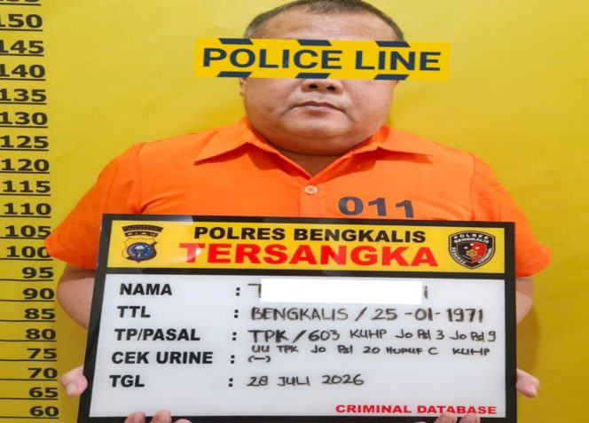 
 📸 Penyidik Satreskrim Polres Bengkalis menahan Kepala Seksi Bina Potensi Masyarakat Satpol PP Kabupaten Bengkalis berinisial T.F. sebagai tersangka dugaan korupsi SPPD fiktif Tahun Anggaran 2021–2022.
