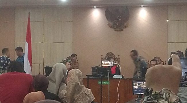 Hakim PN Pekanbaru saat menjatuhkan vonis terhadap mantan gubernur Riau Abdul Wahid