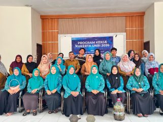 📸 Mahasiswa KUKERTA UNRI, perangkat desa dan warga foto bersama usai sosialisasi pengolahan sampah di Desa Pangkalan Batang Barat, Bengkalis.