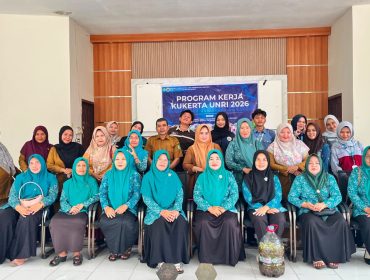 📸 Mahasiswa KUKERTA UNRI, perangkat desa dan warga foto bersama usai sosialisasi pengolahan sampah di Desa Pangkalan Batang Barat, Bengkalis.