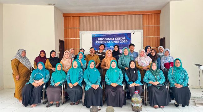 📸 Mahasiswa KUKERTA UNRI, perangkat desa dan warga foto bersama usai sosialisasi pengolahan sampah di Desa Pangkalan Batang Barat, Bengkalis.