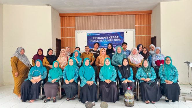 
 📸 Mahasiswa KUKERTA UNRI, perangkat desa dan warga foto bersama usai sosialisasi pengolahan sampah di Desa Pangkalan Batang Barat, Bengkalis.