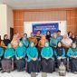 Mahasiswa KUKERTA Universitas Riau berfoto bersama perangkat desa dan warga setelah menggelar sosialisasi pengolahan sampah menjadi pupuk organik cair (POC) dan eco paving di Aula Kantor Desa Pangkalan Batang Barat, Kecamatan Bengkalis, Senin (20/7/2026).