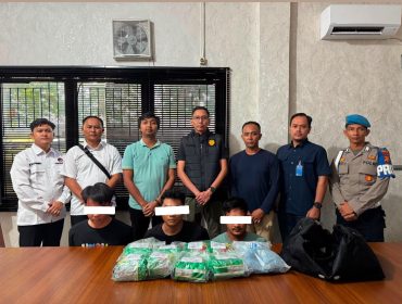 📸 Satresnarkoba Polres Bengkalis menangkap tiga tersangka dan menyita delapan bungkus besar diduga sabu serta satu bungkus besar diduga ekstasi dalam pengungkapan kasus peredaran narkotika di Bengkalis, Riau.