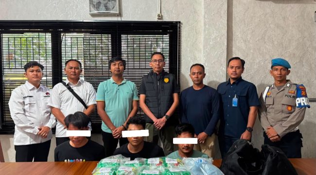 📸 Satresnarkoba Polres Bengkalis menangkap tiga tersangka dan menyita delapan bungkus besar diduga sabu serta satu bungkus besar diduga ekstasi dalam pengungkapan kasus peredaran narkotika di Bengkalis, Riau.